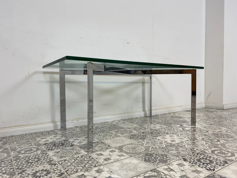 WMK Gut erhaltener Couchtisch mit Glasplatte und Chromgestell, bauähnlich mit Barcelona von Knoll
