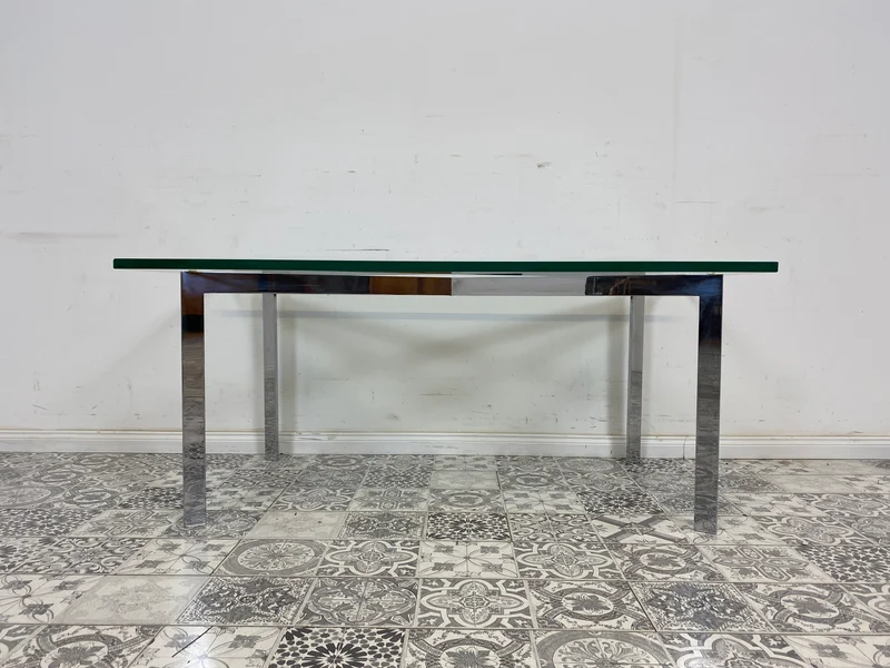 WMK Gut erhaltener Couchtisch mit Glasplatte und Chromgestell, bauähnlich mit Barcelona von Knoll