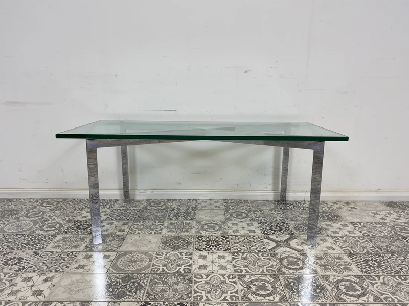 WMK Gut erhaltener Couchtisch mit Glasplatte und Chromgestell, bauähnlich mit Barcelona von Knoll