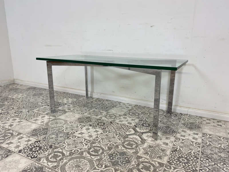 WMK Gut erhaltener Couchtisch mit Glasplatte und Chromgestell, bauähnlich mit Barcelona von Knoll