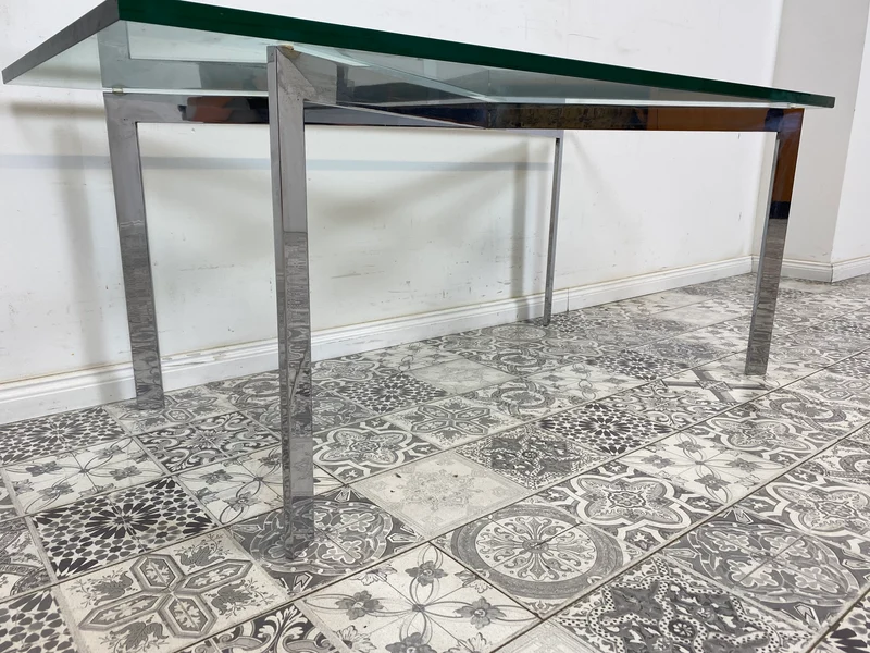 WMK Gut erhaltener Couchtisch mit Glasplatte und Chromgestell, bauähnlich mit Barcelona von Knoll
