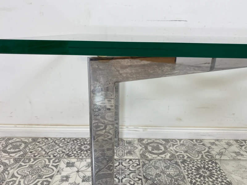 WMK Gut erhaltener Couchtisch mit Glasplatte und Chromgestell, bauähnlich mit Barcelona von Knoll