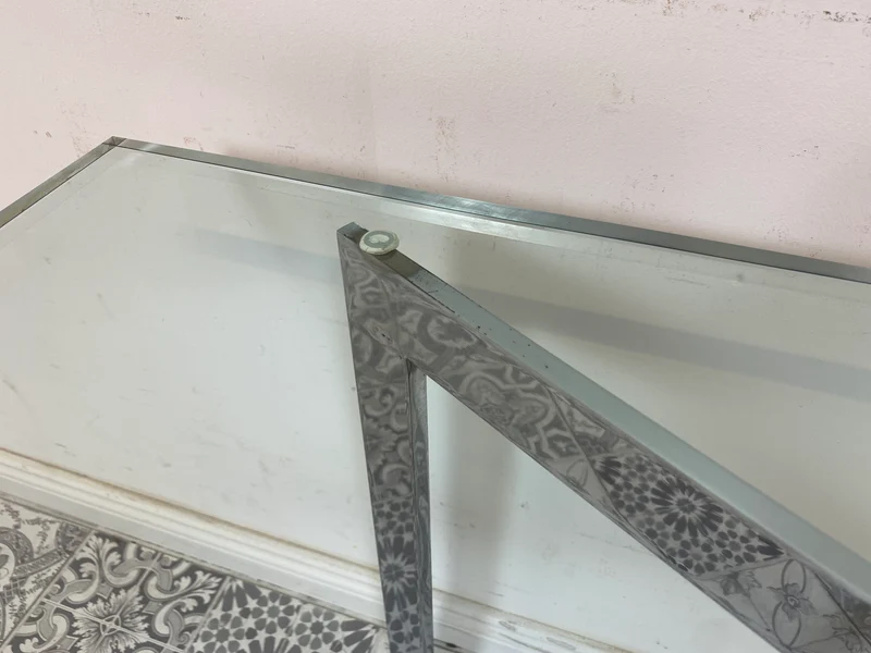 WMK Gut erhaltener Couchtisch mit Glasplatte und Chromgestell, bauähnlich mit Barcelona von Knoll