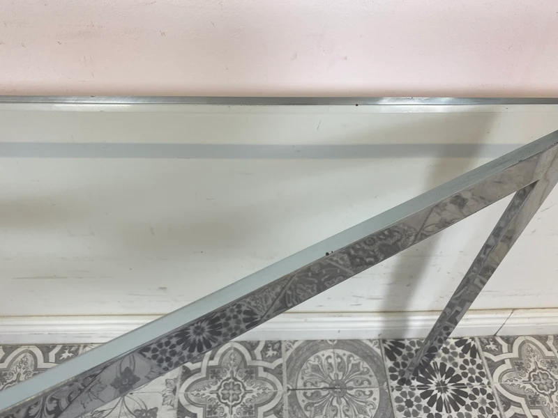 WMK Gut erhaltener Couchtisch mit Glasplatte und Chromgestell, bauähnlich mit Barcelona von Knoll