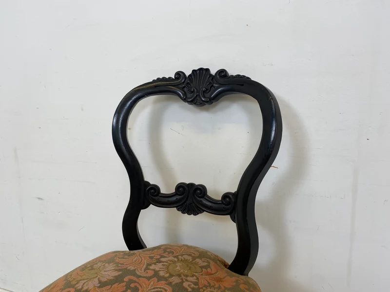 WMK Besonders schöner antiker Ballonstuhl aus Biedermeier Zeit mit tollen Schnitzereien und farbenfrohem Bezug