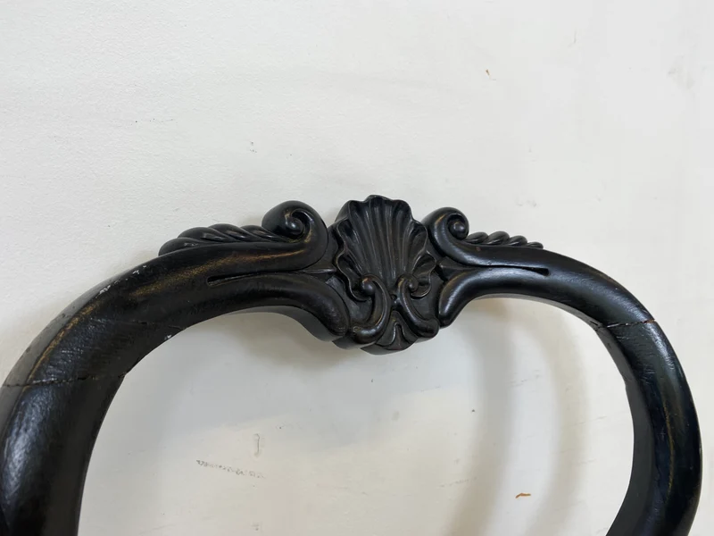 WMK Besonders schöner antiker Ballonstuhl aus Biedermeier Zeit mit tollen Schnitzereien und farbenfrohem Bezug