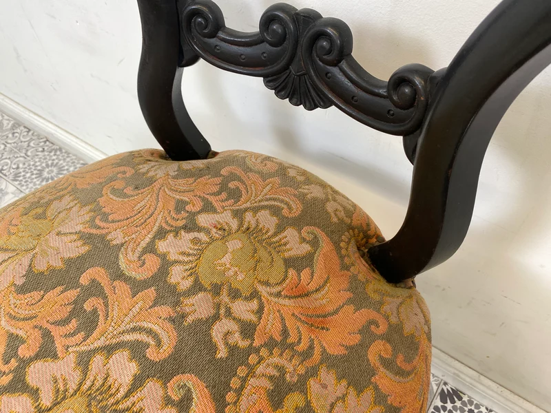 WMK Besonders schöner antiker Ballonstuhl aus Biedermeier Zeit mit tollen Schnitzereien und farbenfrohem Bezug