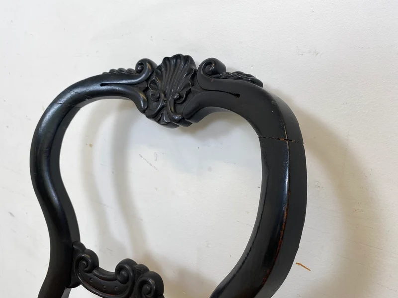 WMK Besonders schöner antiker Ballonstuhl aus Biedermeier Zeit mit tollen Schnitzereien und farbenfrohem Bezug