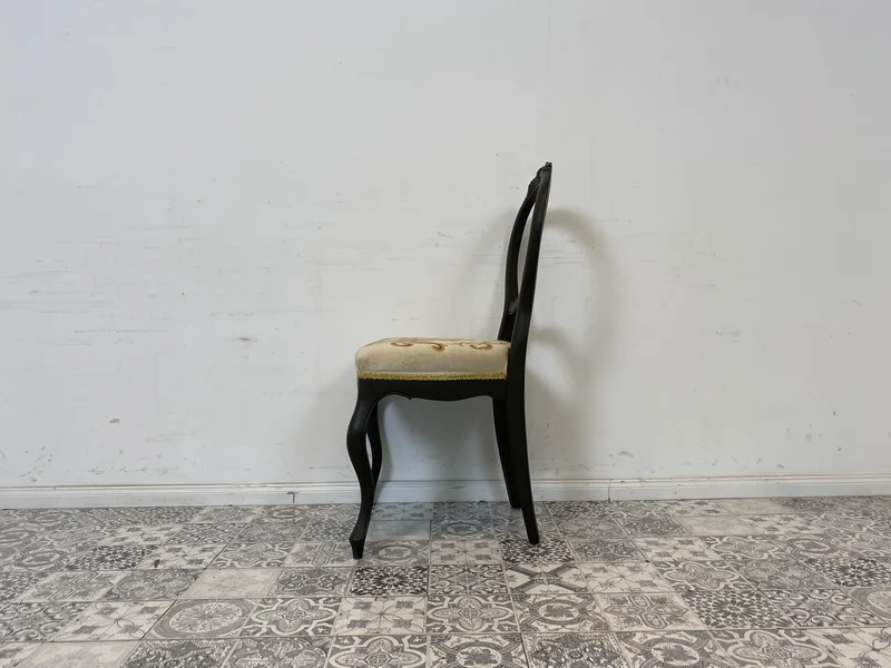 WMK Formschöner und gut erhaltener 60er Jahre Stuhl im Biedermeier Stil mit wunderschönem jedoch etwas fleckigem Bezug