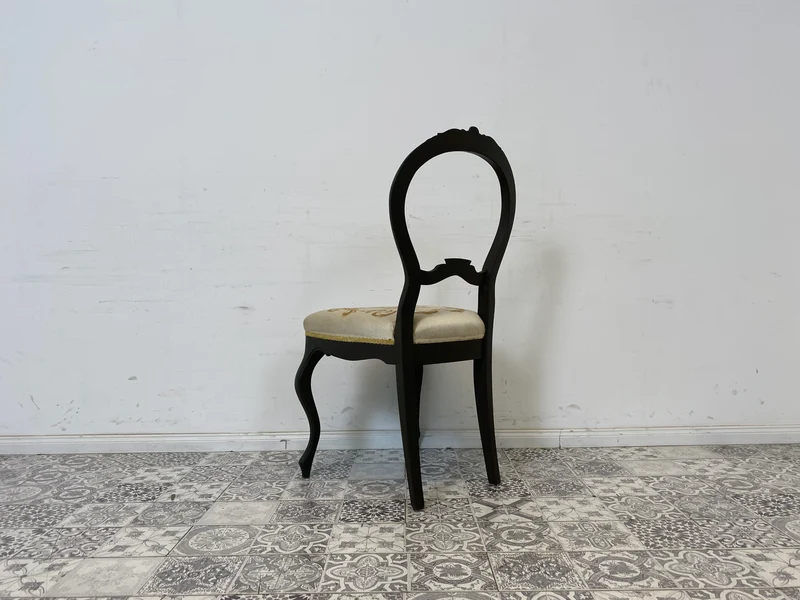 WMK Formschöner und gut erhaltener 60er Jahre Stuhl im Biedermeier Stil mit wunderschönem jedoch etwas fleckigem Bezug