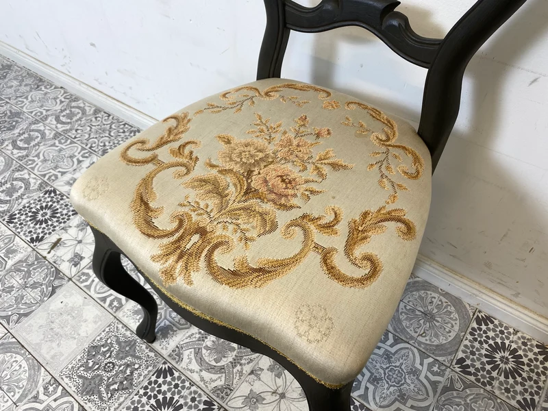 WMK Formschöner und gut erhaltener 60er Jahre Stuhl im Biedermeier Stil mit wunderschönem jedoch etwas fleckigem Bezug