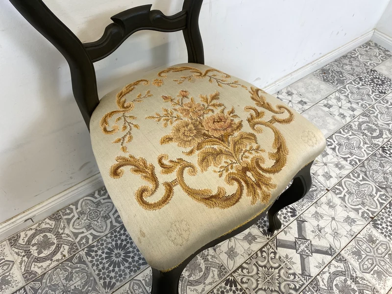 WMK Formschöner und gut erhaltener 60er Jahre Stuhl im Biedermeier Stil mit wunderschönem jedoch etwas fleckigem Bezug