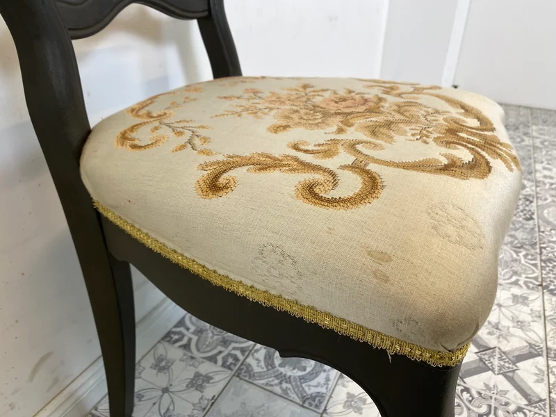 WMK Formschöner und gut erhaltener 60er Jahre Stuhl im Biedermeier Stil mit wunderschönem jedoch etwas fleckigem Bezug