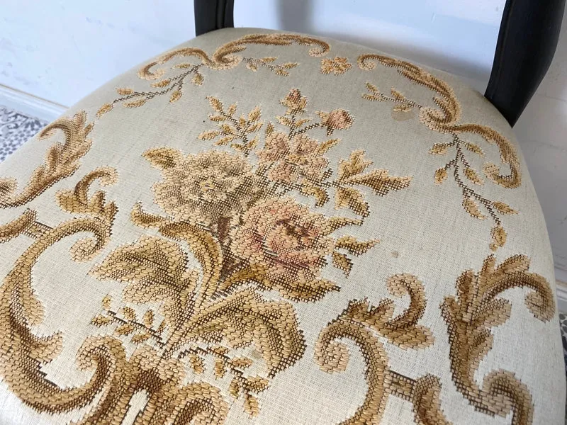 WMK Formschöner und gut erhaltener 60er Jahre Stuhl im Biedermeier Stil mit wunderschönem jedoch etwas fleckigem Bezug