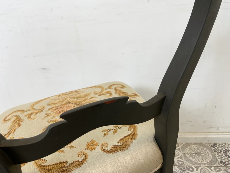 WMK Formschöner und gut erhaltener 60er Jahre Stuhl im Biedermeier Stil mit wunderschönem jedoch etwas fleckigem Bezug
