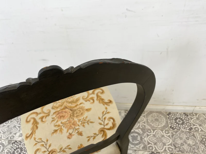 WMK Formschöner und gut erhaltener 60er Jahre Stuhl im Biedermeier Stil mit wunderschönem jedoch etwas fleckigem Bezug