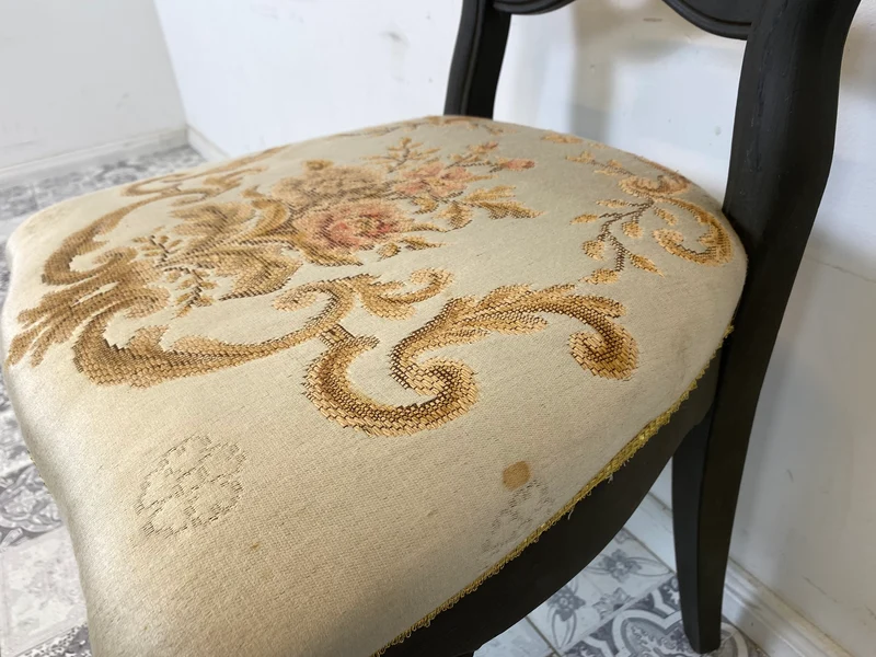 WMK Formschöner und gut erhaltener 60er Jahre Stuhl im Biedermeier Stil mit wunderschönem jedoch etwas fleckigem Bezug