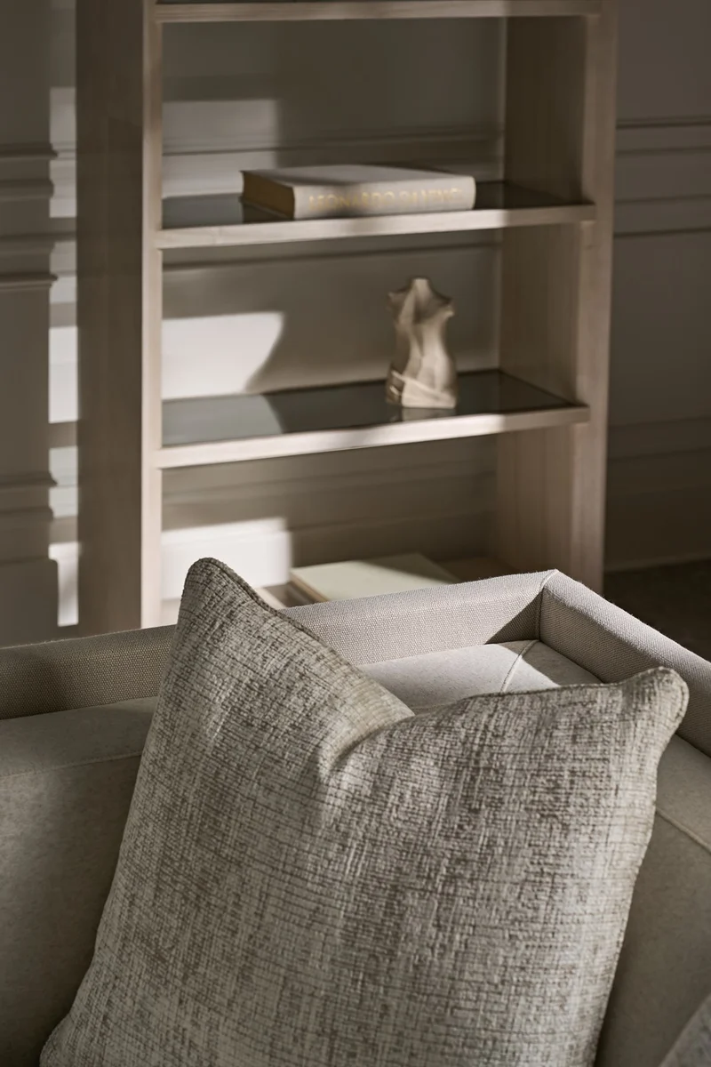 Caracole Tuxedo Sofa UPH-423-013-B von instylior