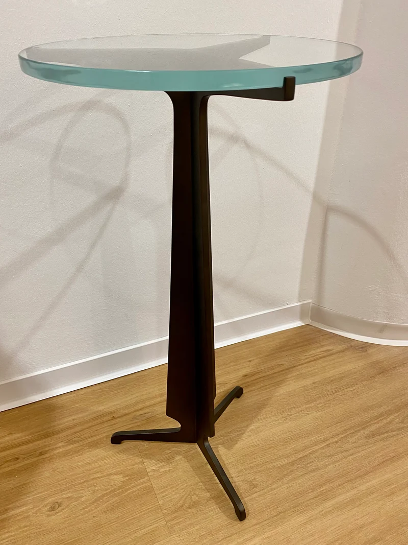 Christopher Guy handgearbeiteter Beistelltisch 76-0319 von Instylior